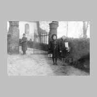 022-0267 Das grosse Tor zur Goldbacher Kirche. Vor dem Tor Therese Preiksch mit ihrer Tochter Eva am Tage der Konfirmation..jpg